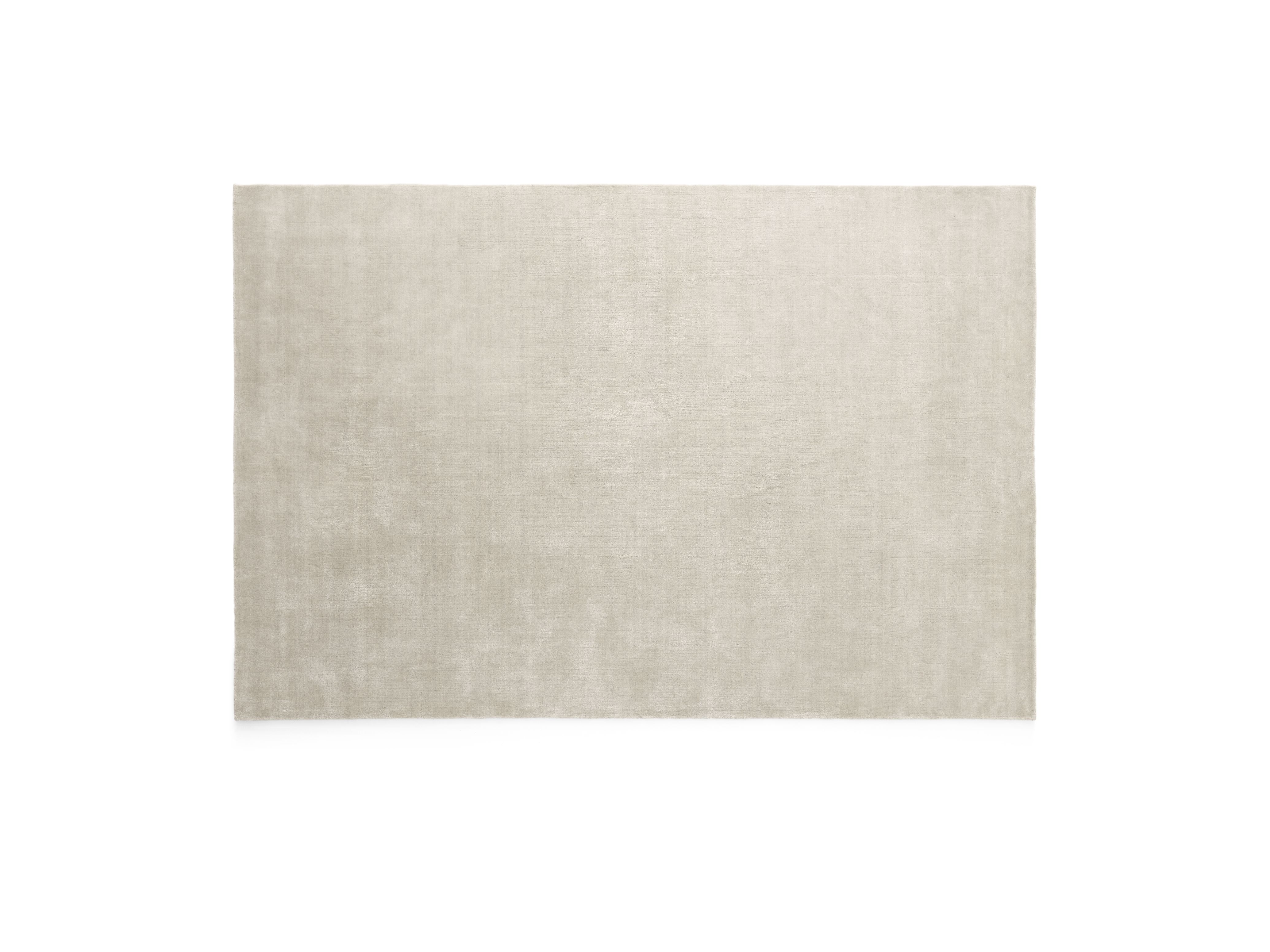 Vipp Teppich aus Wolle und Bambus, rechteckig, in hellem Beige, isoliert auf weißem Hintergrund.