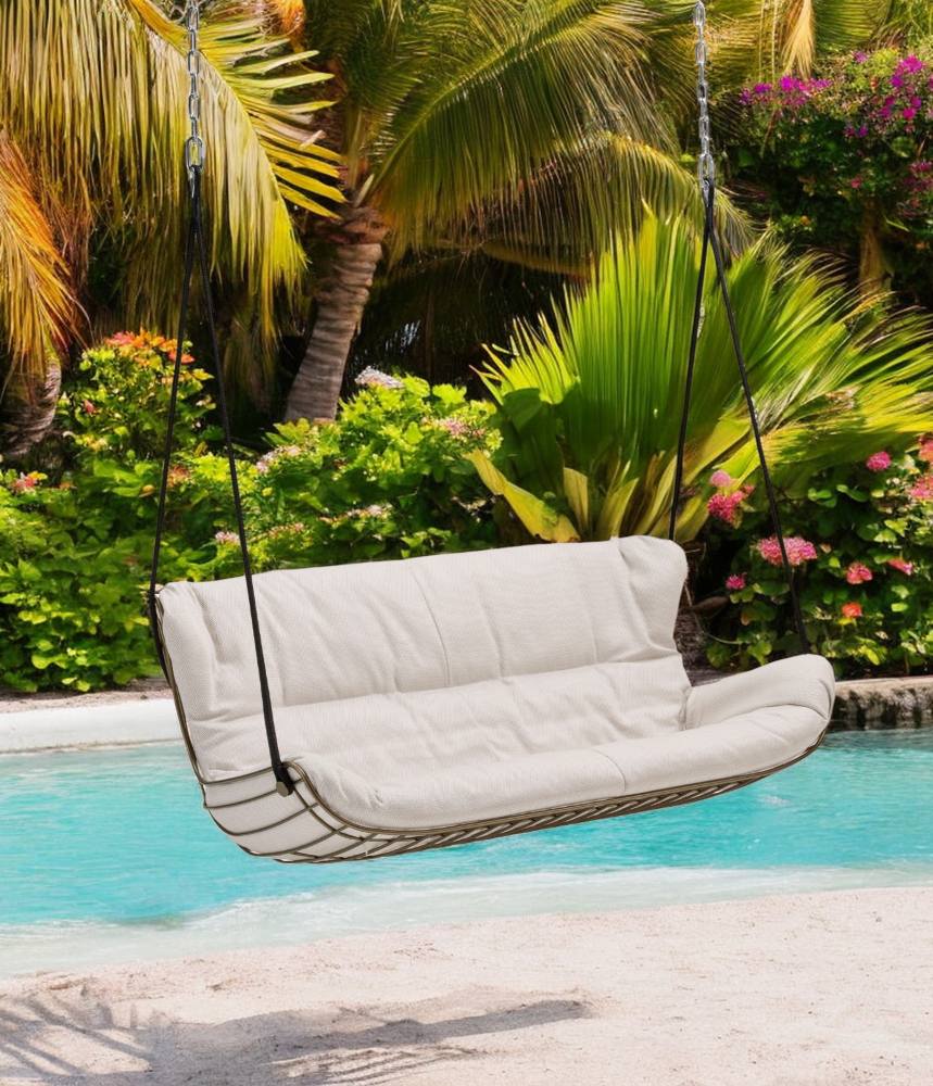 Leyasol Schaukelsofa von Freifrau Manufaktur im Outdoor-Bereich mit Pool und tropischer Vegetation.