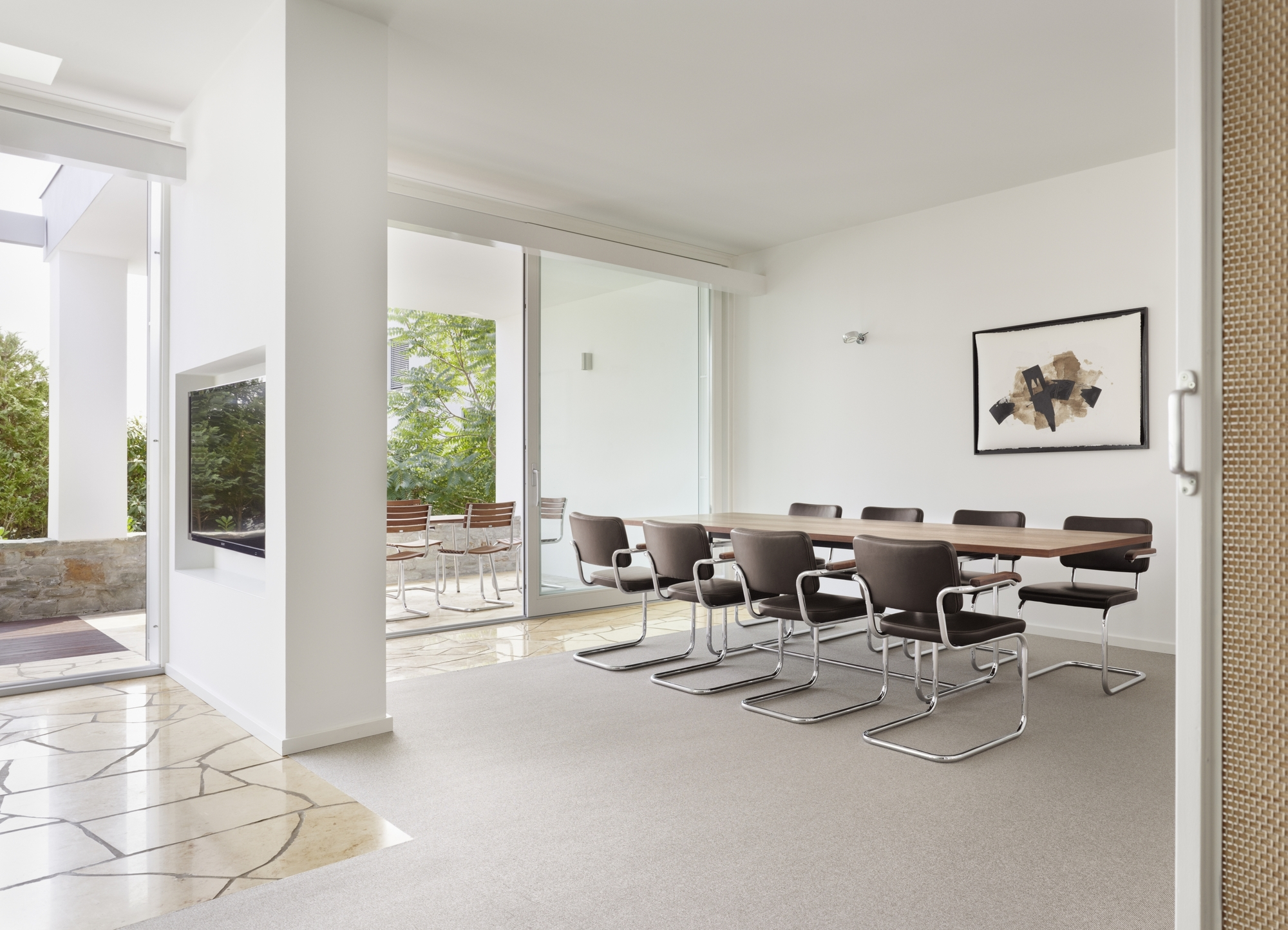 Heller Raum mit Thonet Esstisch und Freischwinger Stühlen für modernes Wohnen.