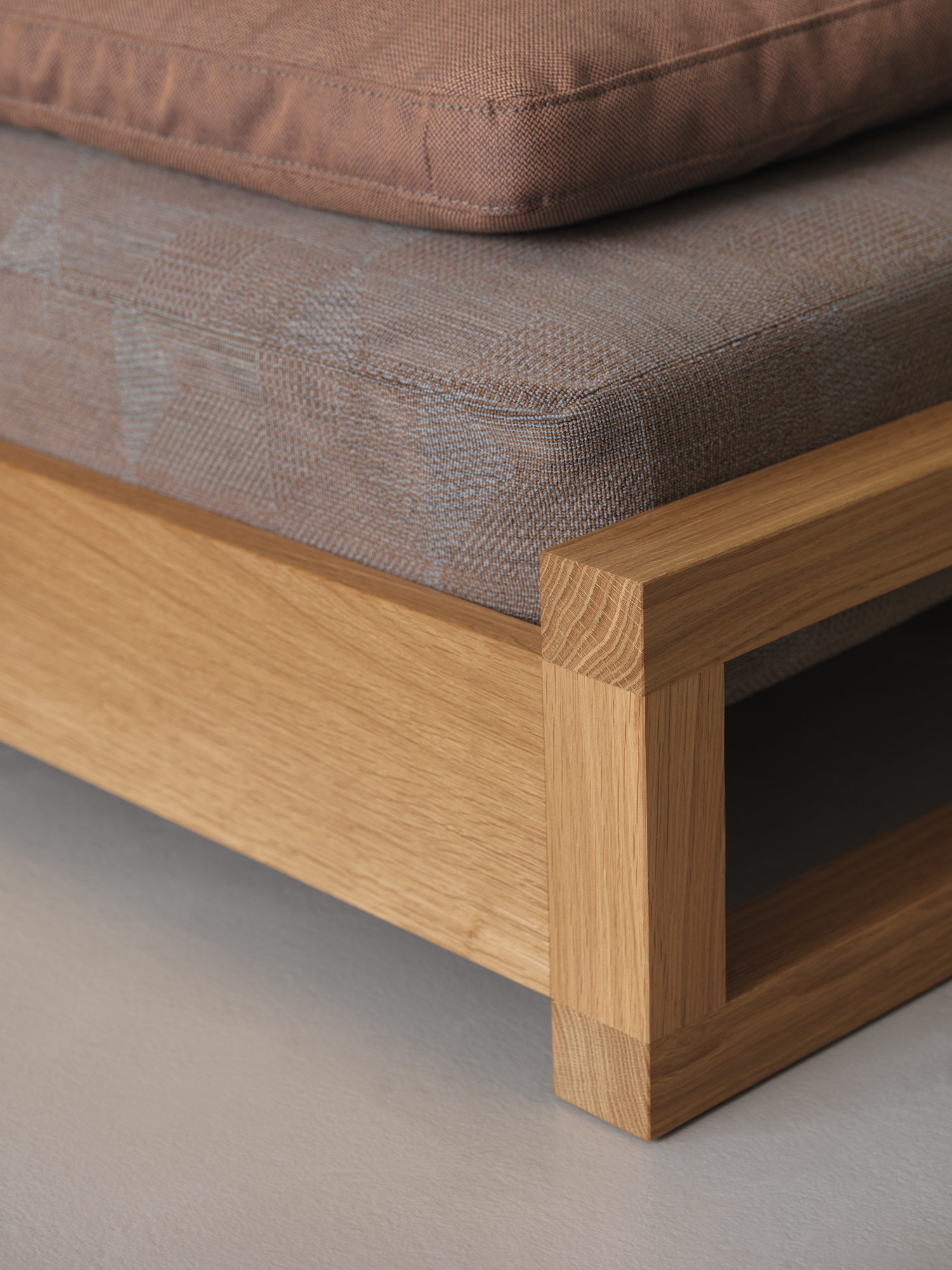 Detailaufnahme vom Guest Holzbett (Eiche) mit Kissen, modernes Design für Schlafzimmer und Gästezimmer.