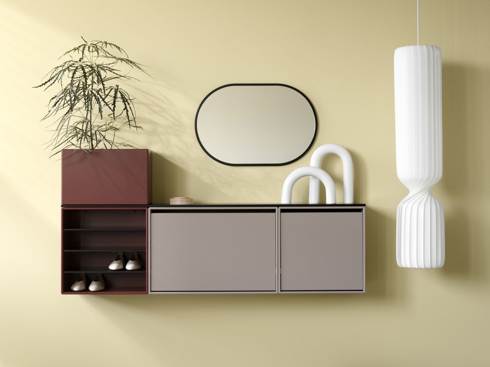 Moderner Hide Schuhschrank Fennel mit Regalen und Stauraum in Braun- und Grautönen.