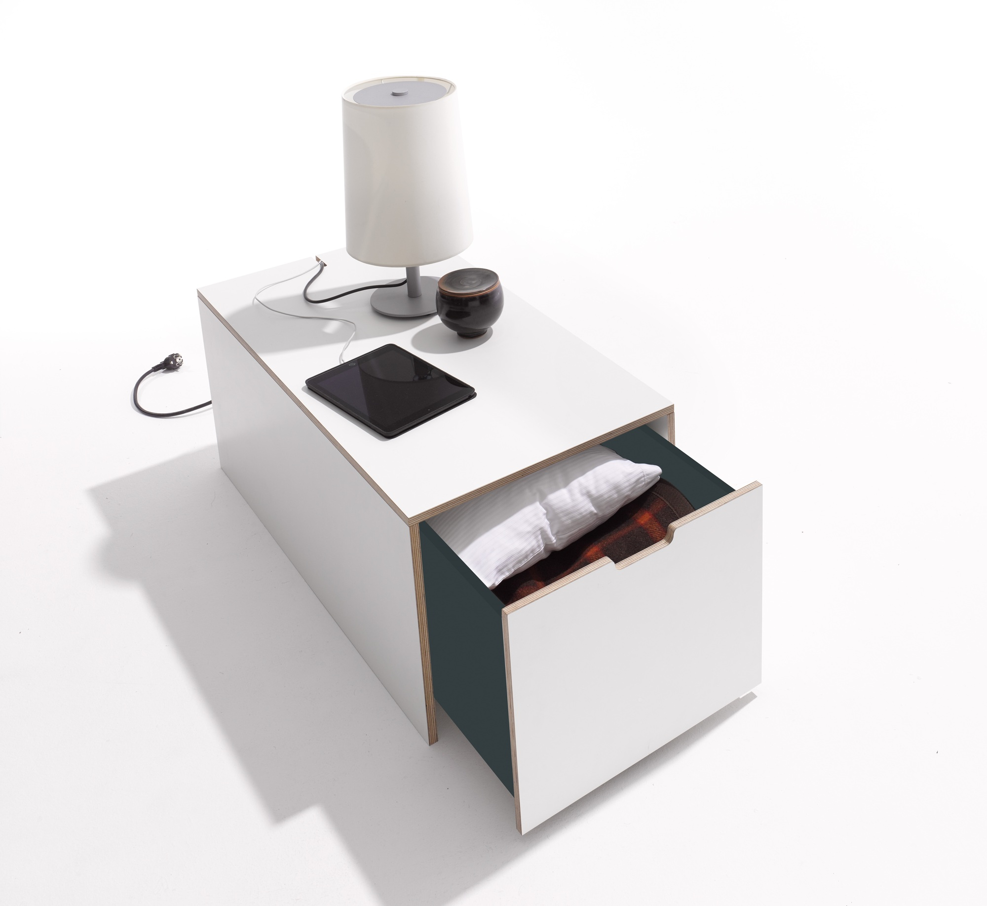 Klassik Bettkasten mit Schublade von Müller Möbelwerkstätten, gefüllt mit Kissen und Decke.