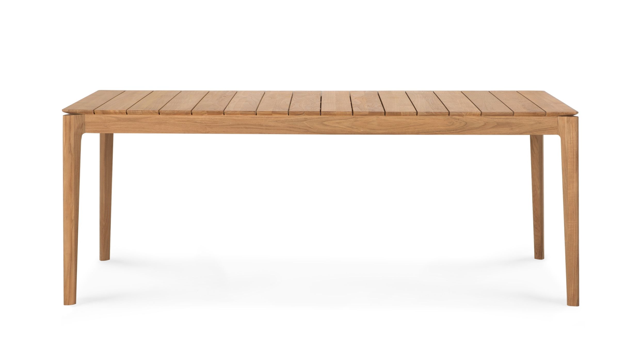 Bok Outdoor Tisch von Ethnicraft: Ausziehbarer Gartentisch aus Teakholz mit Lattenrost-Tischplatte und schlanken Beinen.