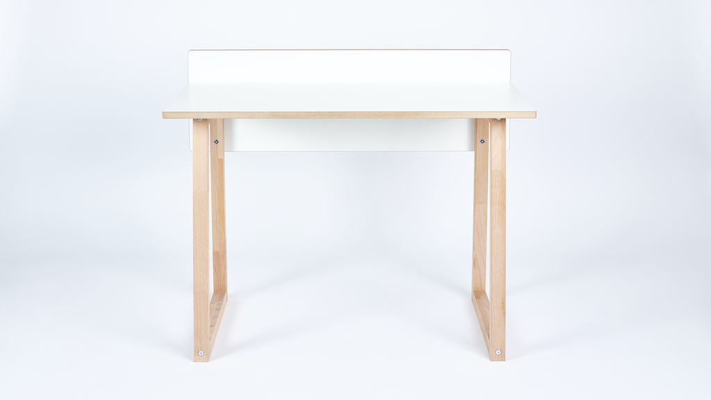 Tojo Kids Werk Schreibtisch: Kinder Schreibtisch aus Holz mit weißer Tischplatte, Frontansicht.