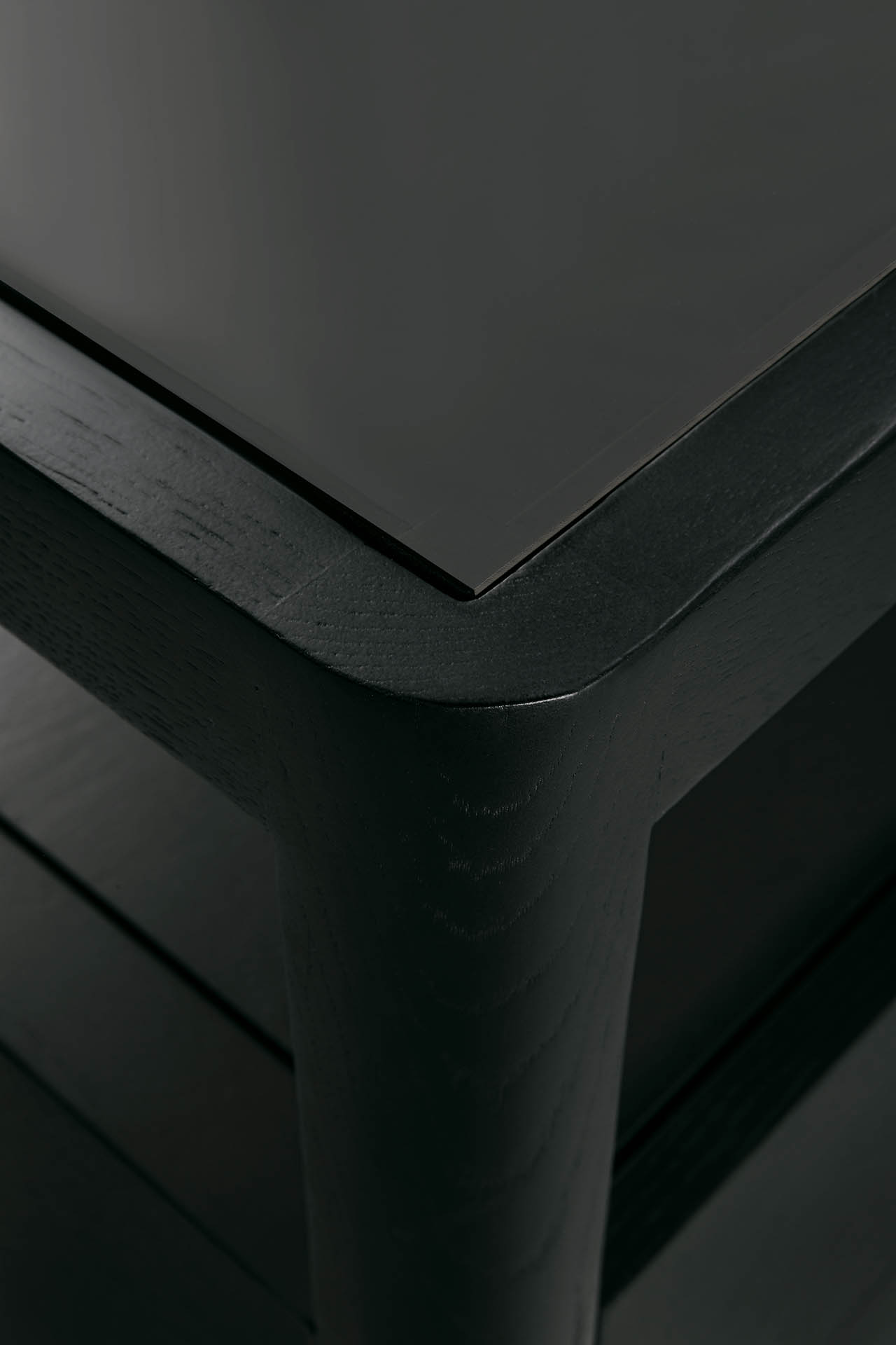 Detailaufnahme der Ethnicraft Spindle Kommode: Schwarze Eiche, Schubladenkommode, modernes Möbeldesign.