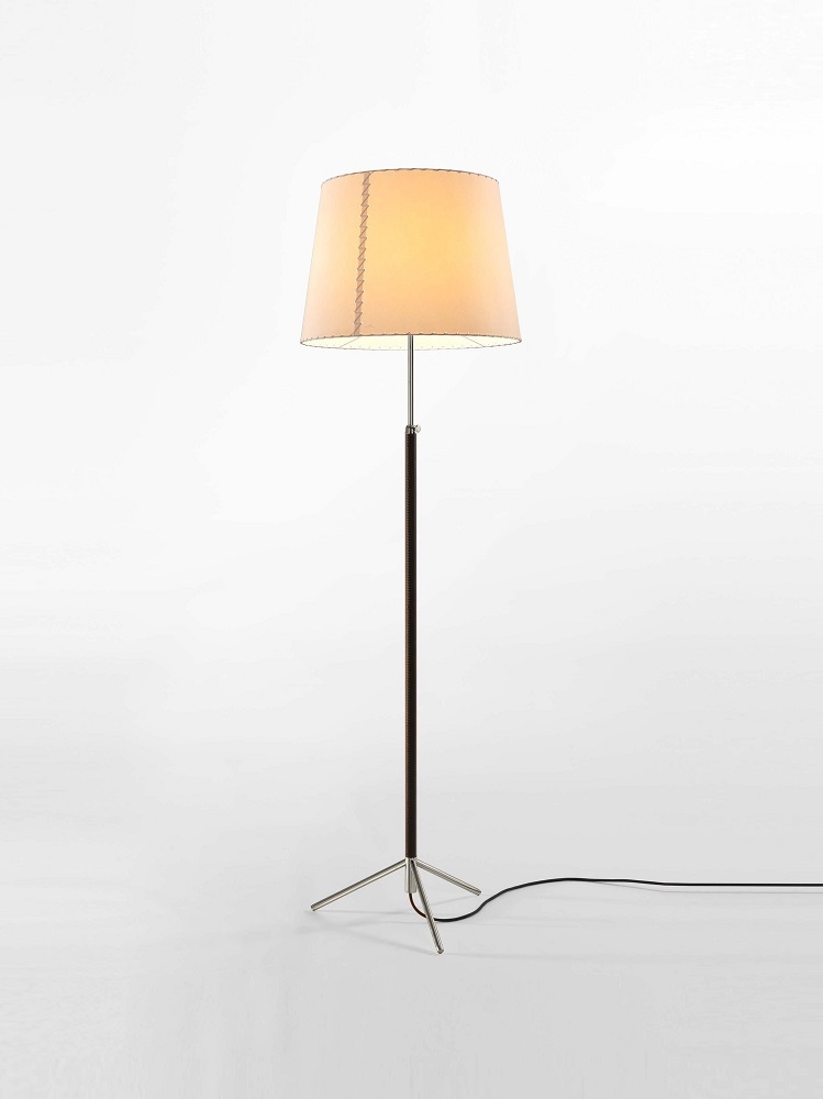 Santa & Cole Stehleuchte Pie de Salon mit beigem Lampenschirm und Stativfuß.