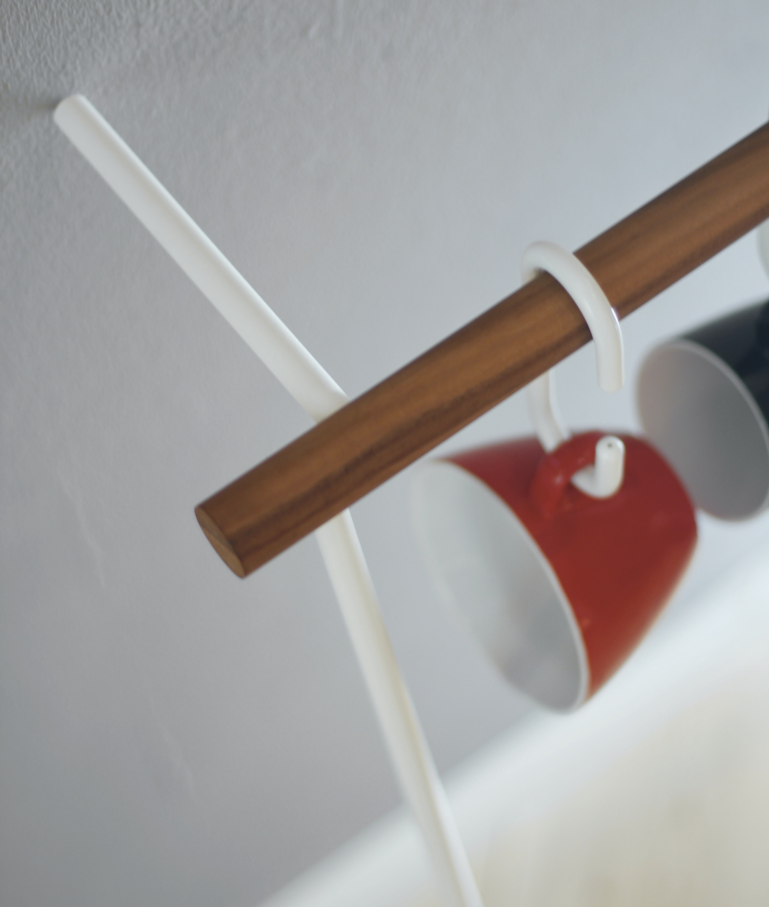 Detailaufnahme: Little Leanon II Stummer Diener, schwarze Säule, Anlehn-Garderobe für Schlafzimmer und Ankleidezimmer.