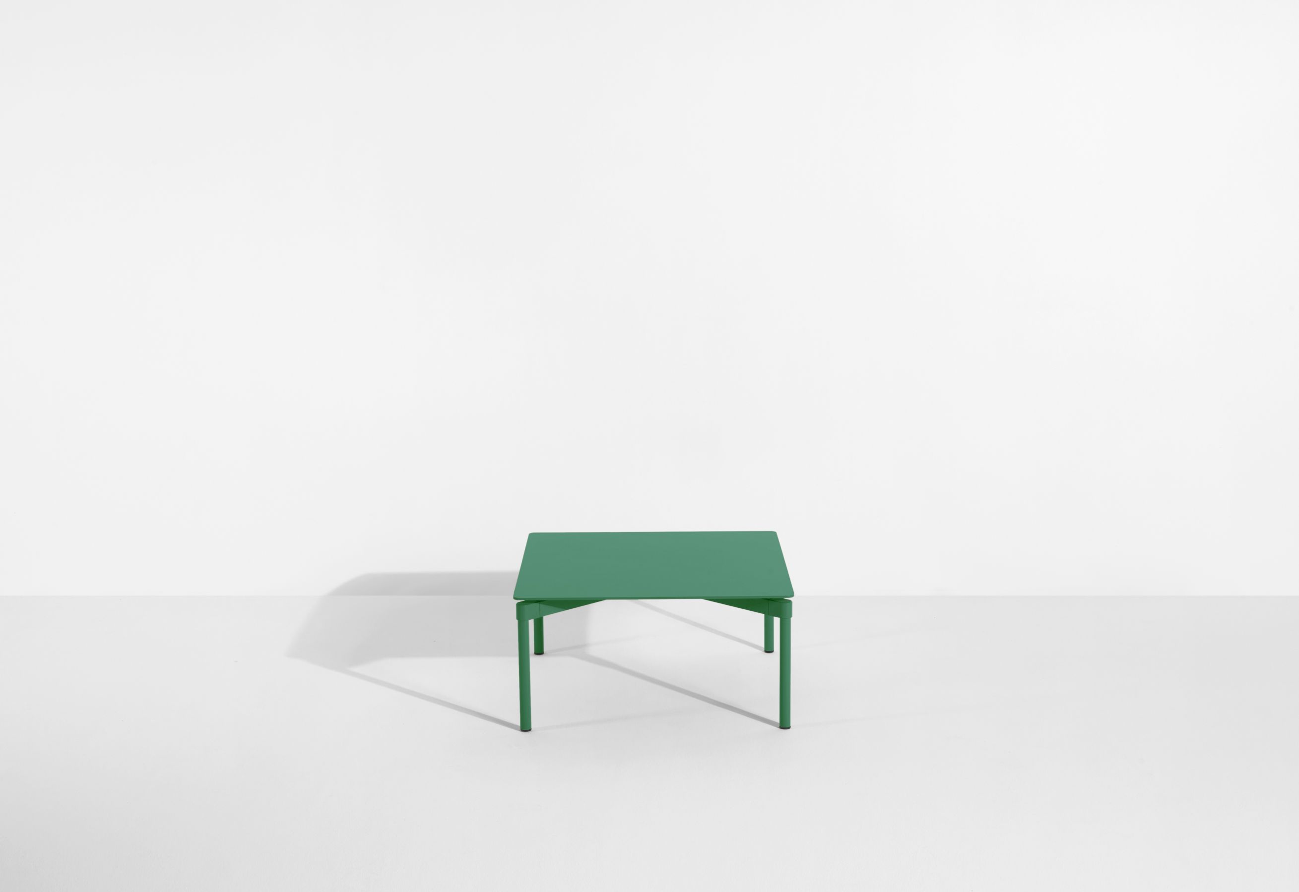 Mintgrüner Fromme Coffee Table Couchtisch von Petite Friture mit minimalistischem Design und vier Beinen.
