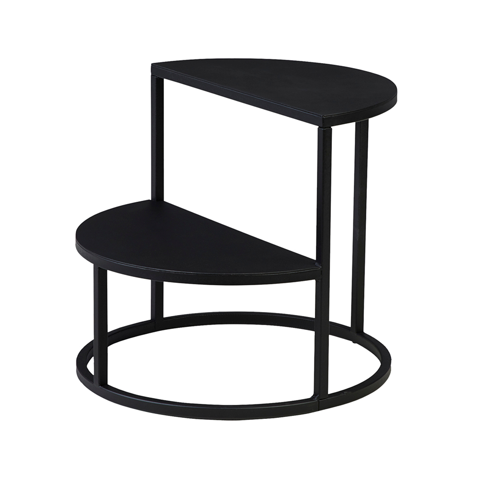 Schwarzer Dais Stufenhocker mit zwei halbrunden Stufen und minimalistischem Design für moderne Wohnräume.