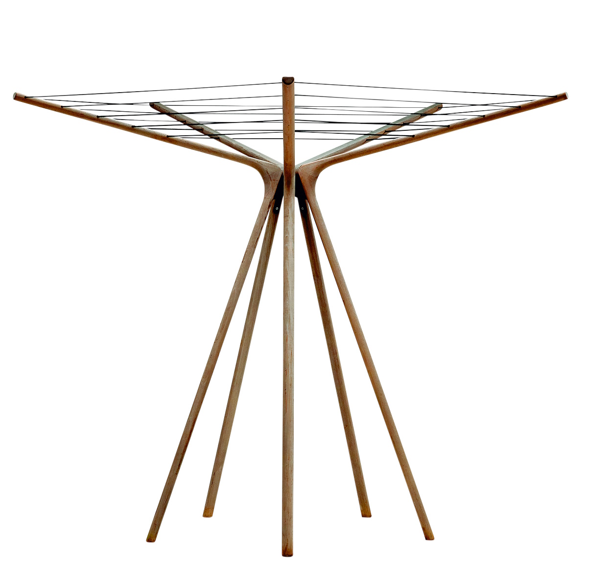 Spider Web Wäscheständer aus Holz für den Außenbereich von Skagerak, freistehend und platzsparend.