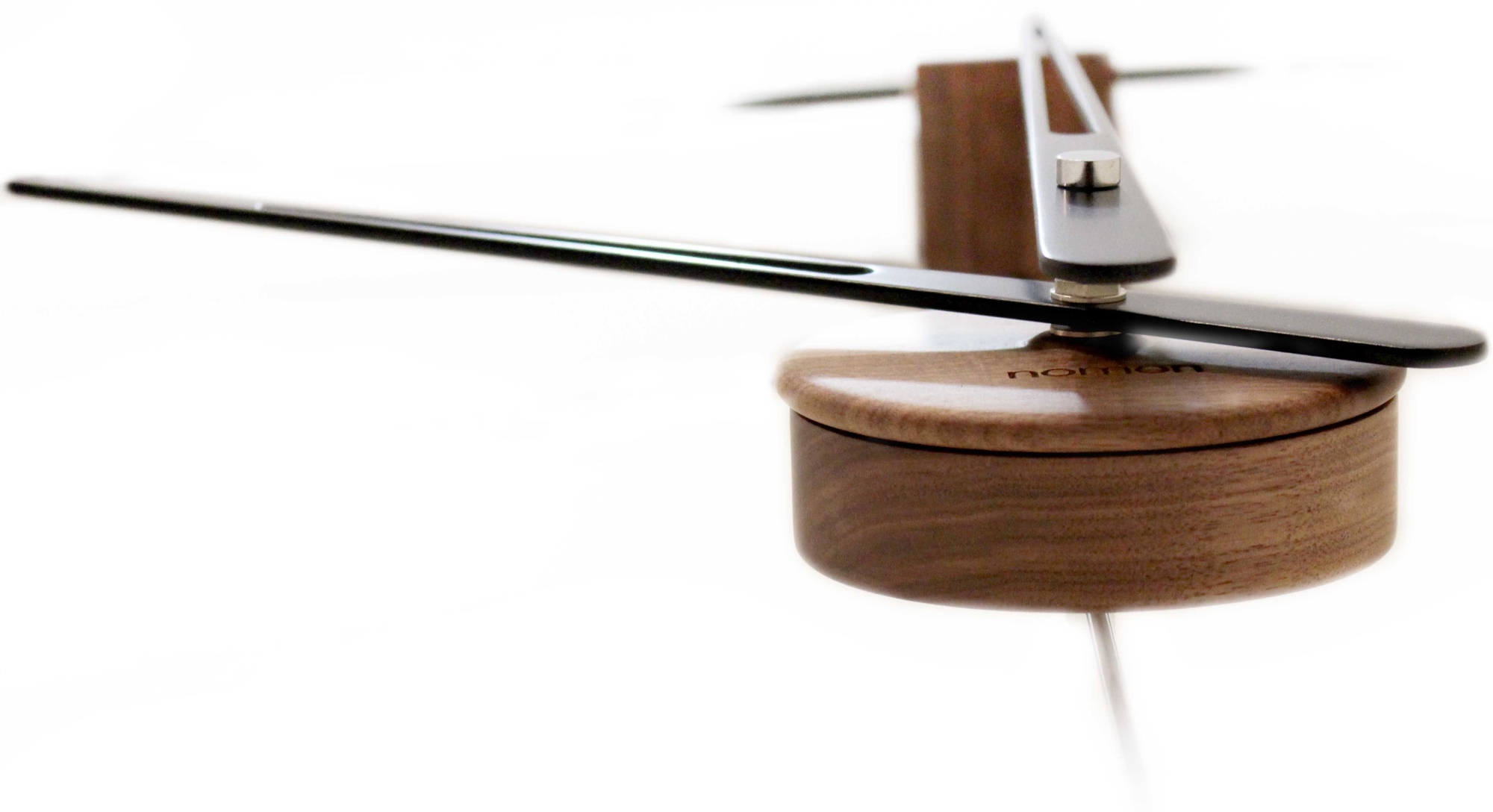 Detailaufnahme der Mini Barcelona Wanduhr von Nomon, modernes Design mit Holz und Metall.