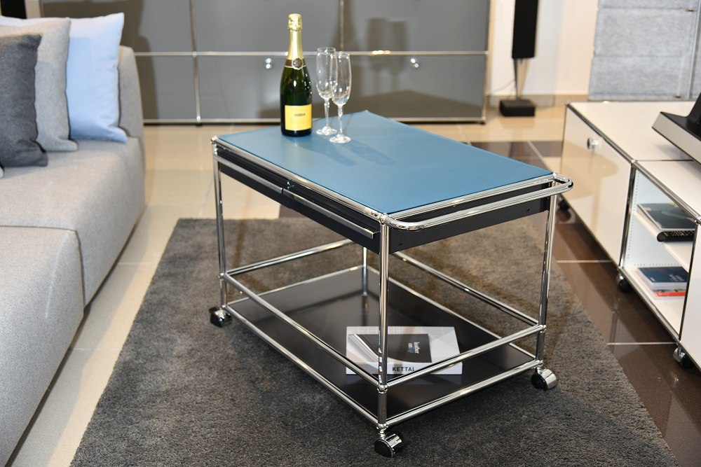 USM Servierwagen mit blauer Lederauflage, Champagner und Gläsern. Edler Beistelltisch für Wohnzimmer.