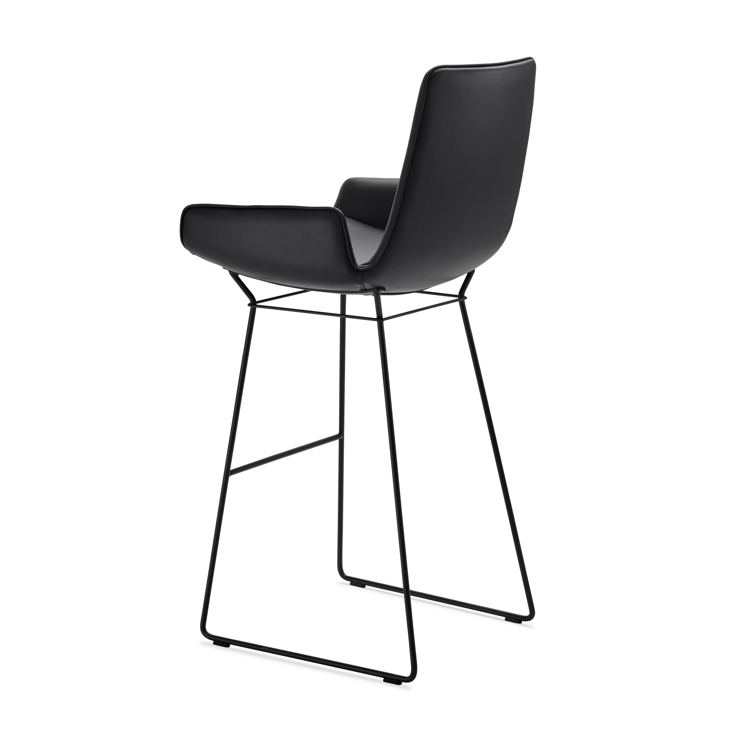 Schwarzer Amelie Bararmlehnstuhl von Freifrau Manufaktur mit niedrigen Armlehnen und filigranem, schwarzem Metallgestell.