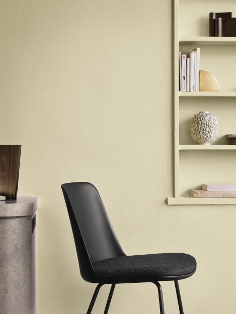 Schwarzer Rely Stuhl von AndTradition mit gepolstertem Sitz, minimalistisches Design für Esszimmer und Büro.