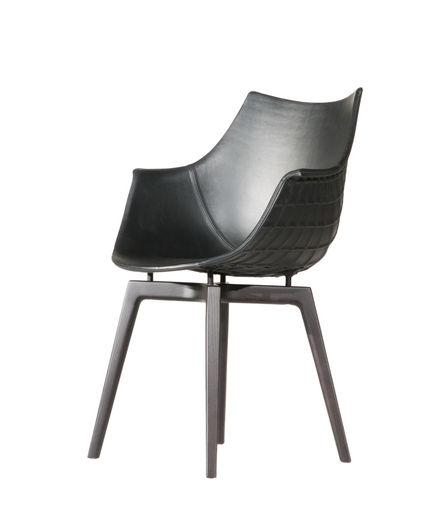 Schwarzer Meridiana Armlehnstuhl von Driade mit Lederbezug und Holzbeinen, seitliche Ansicht.