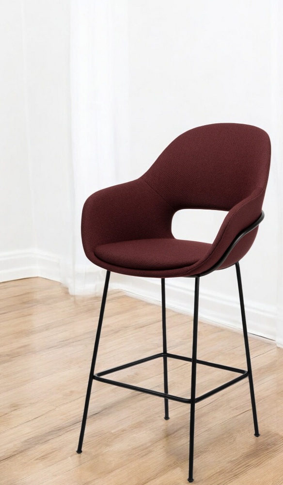 Theia Barhocker von Freifrau Manufaktur, bordeauxroter Stoffbezug, schwarzes Metallgestell, moderner Armlehnstuhl für die Bar.
