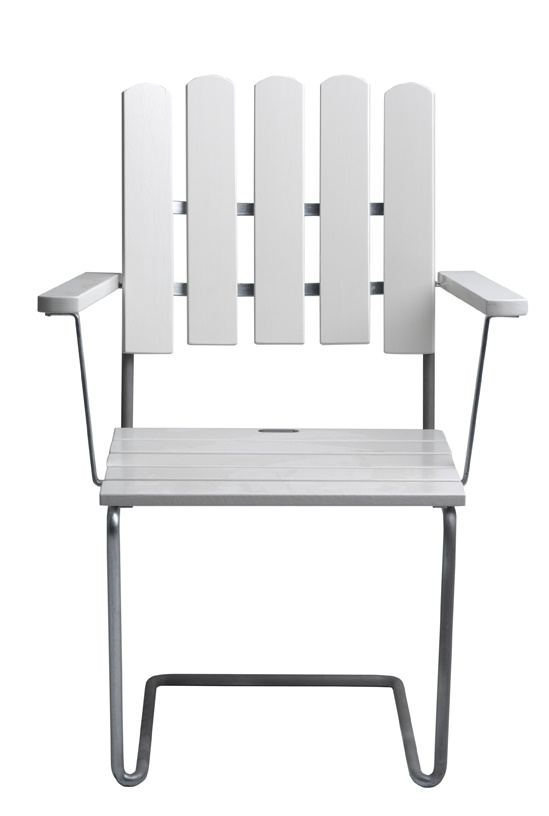 Armlehnstuhl A2 von Grythyttan Stalmöbler: Weiß lackierter Eichenholzstuhl mit Stahlgestell für Garten und Terrasse.