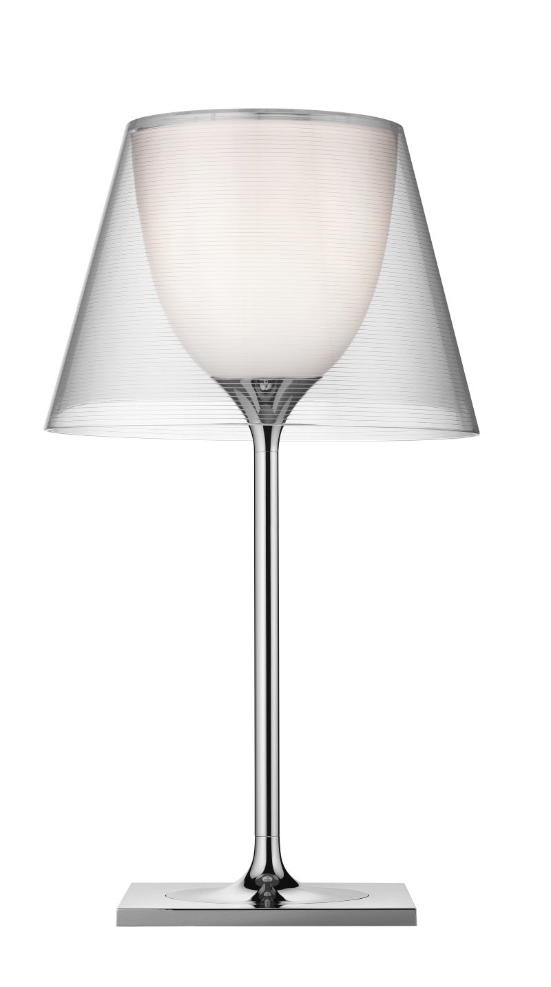 Ktribe T1 Tischleuchte von Flos mit transparentem Schirm und Chromfuß. Moderne Tischlampe für Wohnzimmer.