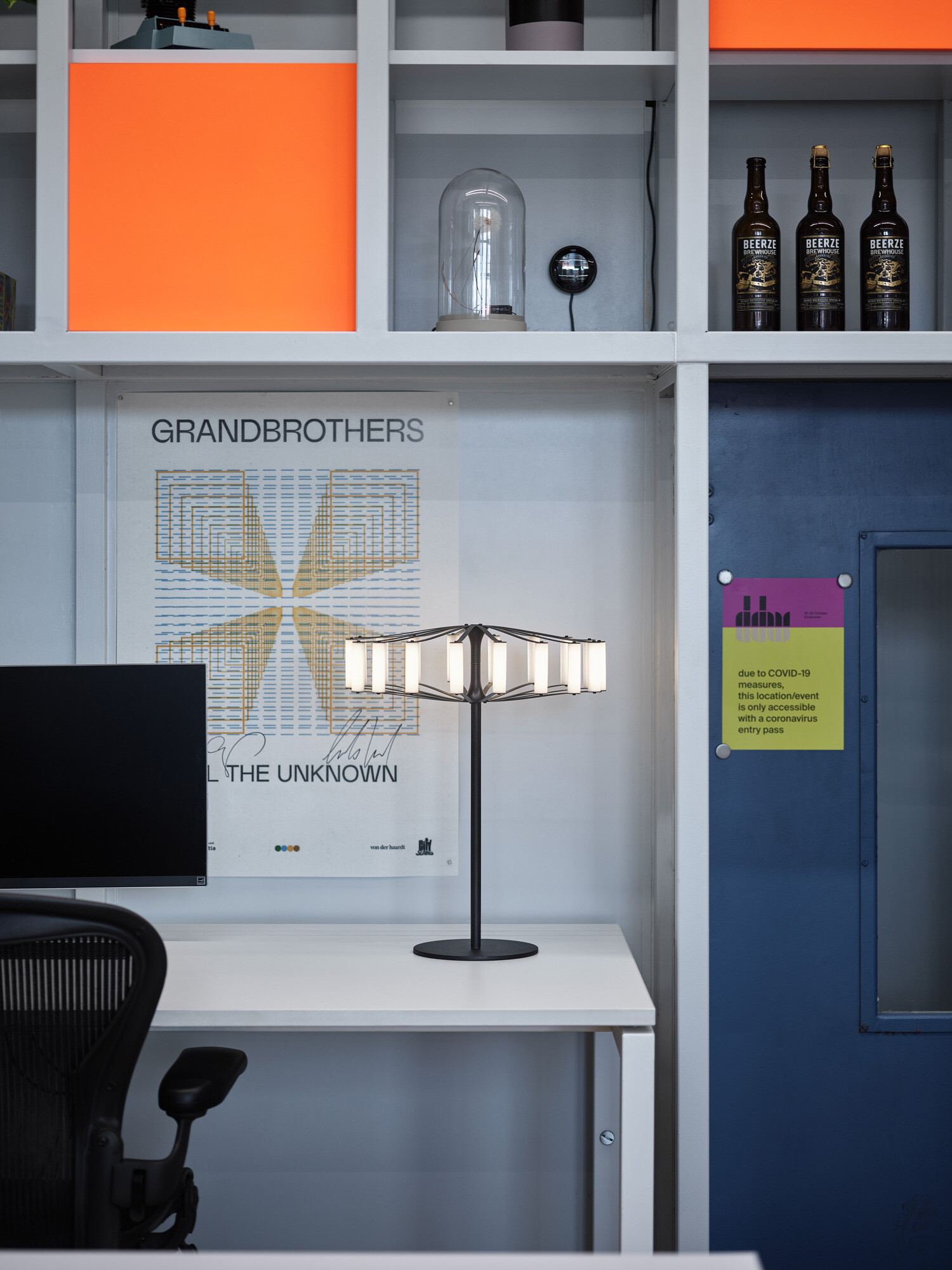 Wheel Table Tischleuchte Japth auf Schreibtisch, modernes Design, indirekte Beleuchtung, minimalistisch, für Büro und Zuhause.