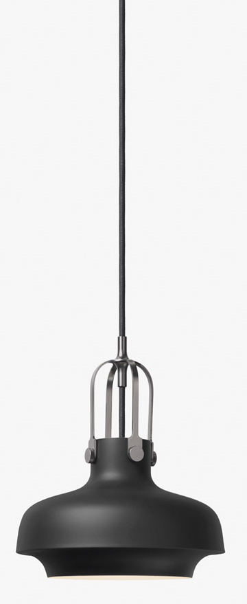 Nahaufnahme der schwarzen Copenhagen Pendelleuchte von AndTradition mit filigranem Metallgestell und Textilkabel.