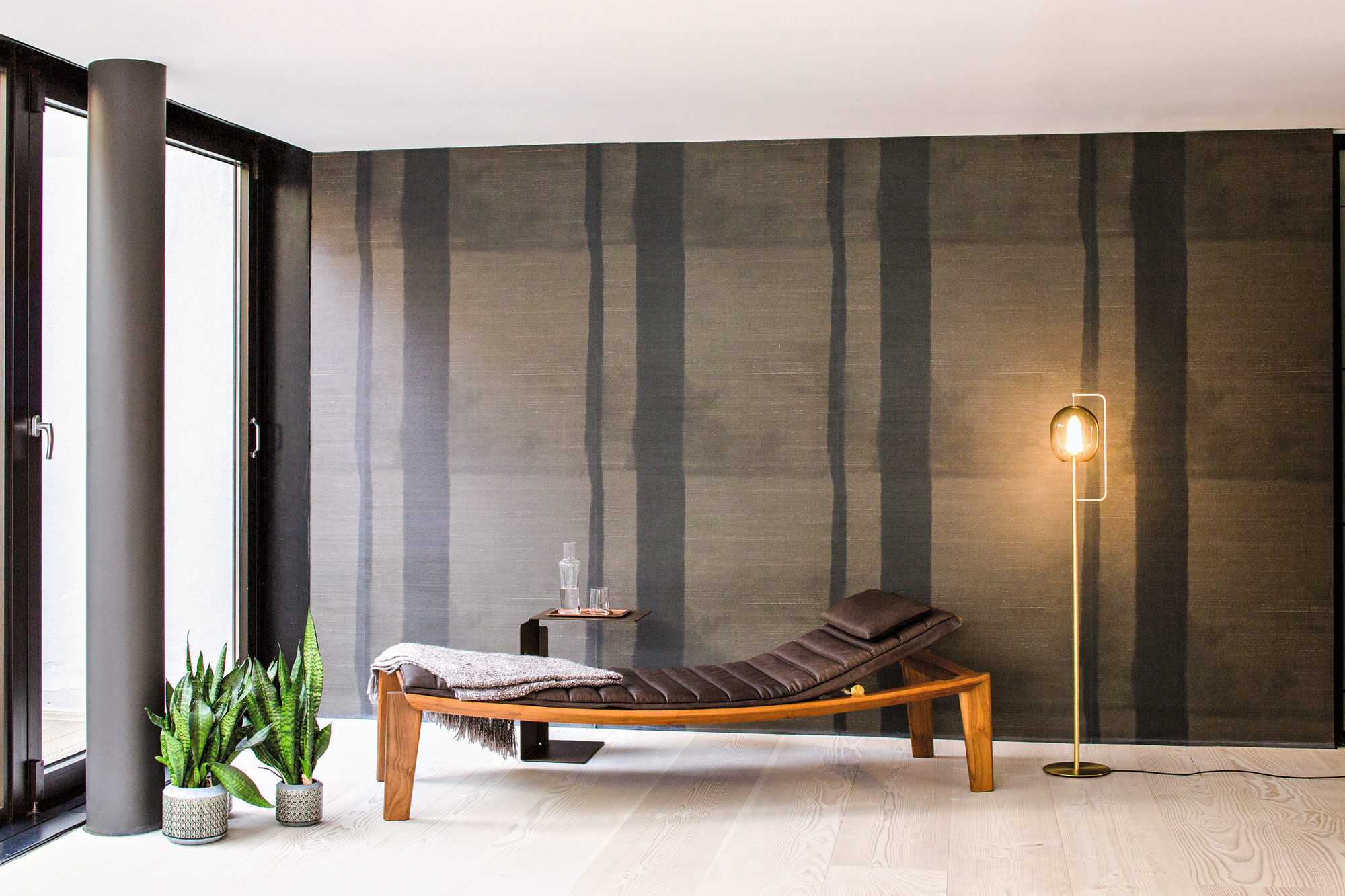 Lantern Light Stehleuchte hoch Messing von ClassiCon neben Liege und Zimmerpflanzen im Raum.