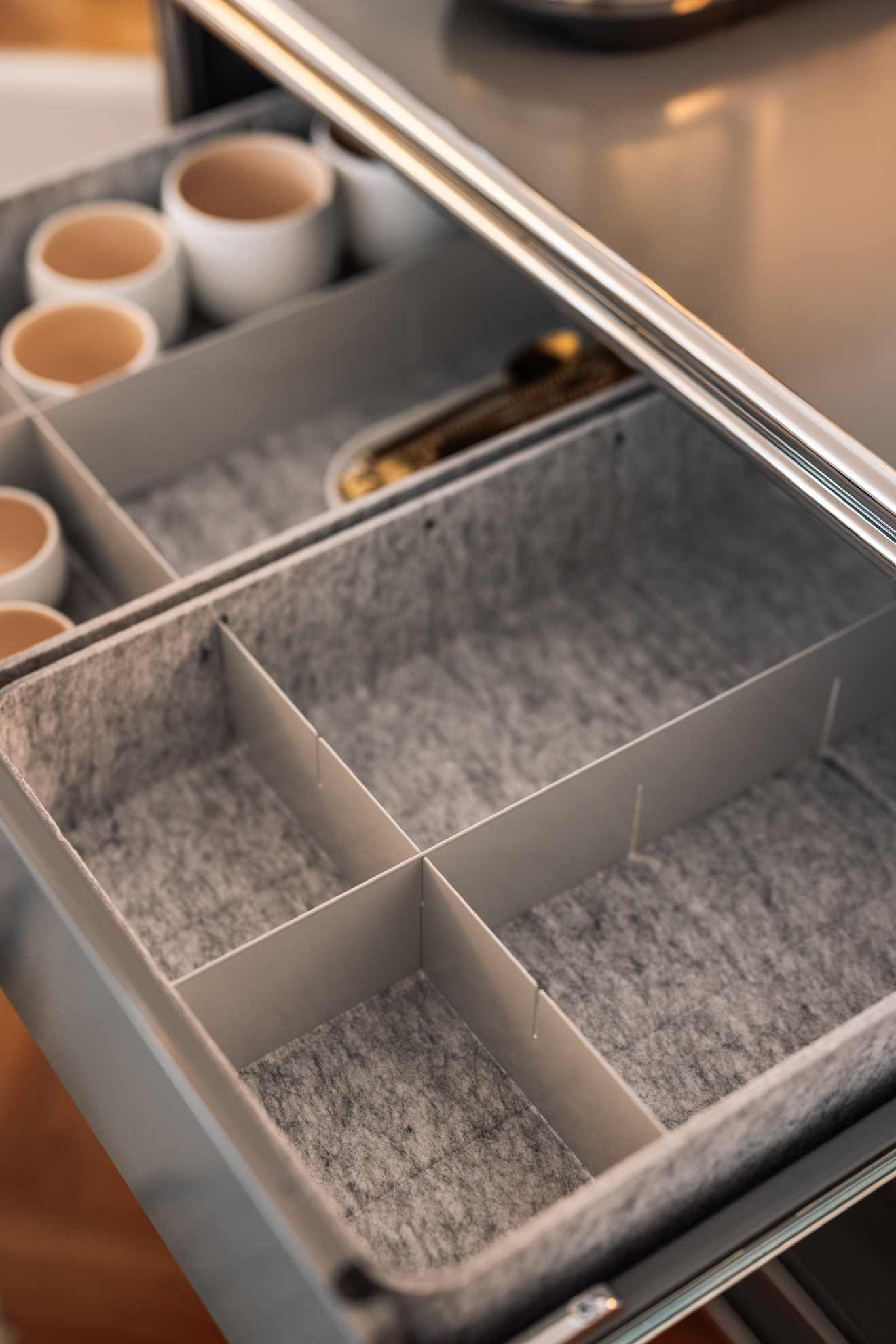 USM Haller Inos Box hoch mit Unterteilung quer / längs