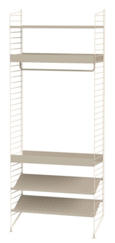 Beiges String Regalsystem für Schlafzimmer mit Regalböden und Kleiderstange. Bodenstehendes Regal.