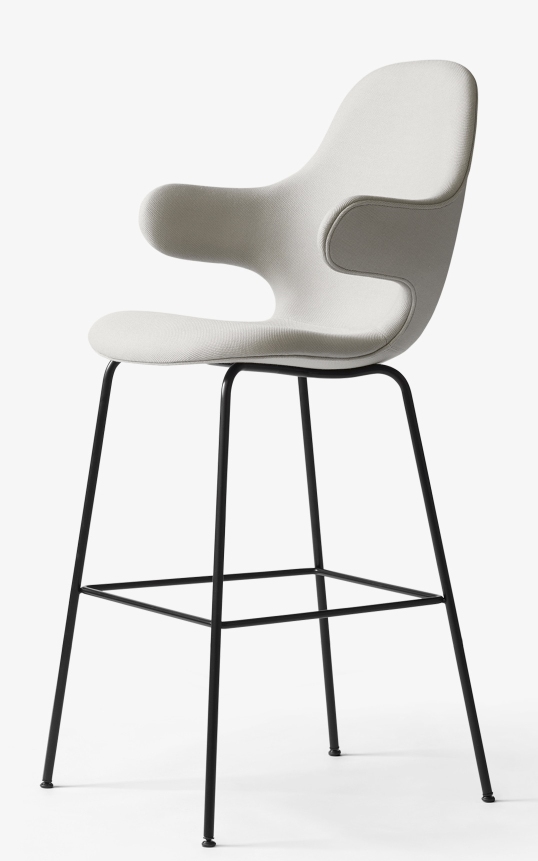 Catch Barstool von AndTradition: Gepolsterter Barhocker mit schwarzem Metallgestell und weißem Stoffbezug.