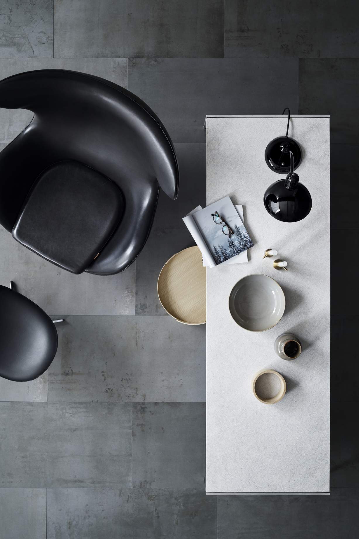 Draufsicht: Fritz Hansen PK63A Esstisch (B 120 cm) mit Stühlen und Deko-Elementen.