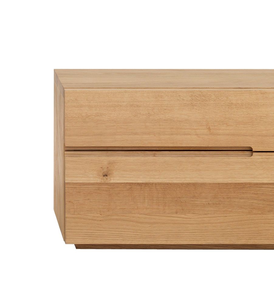 Detailaufnahme vom Nightstand 64 Nachttisch aus hellem Holz mit zwei Schubladen.