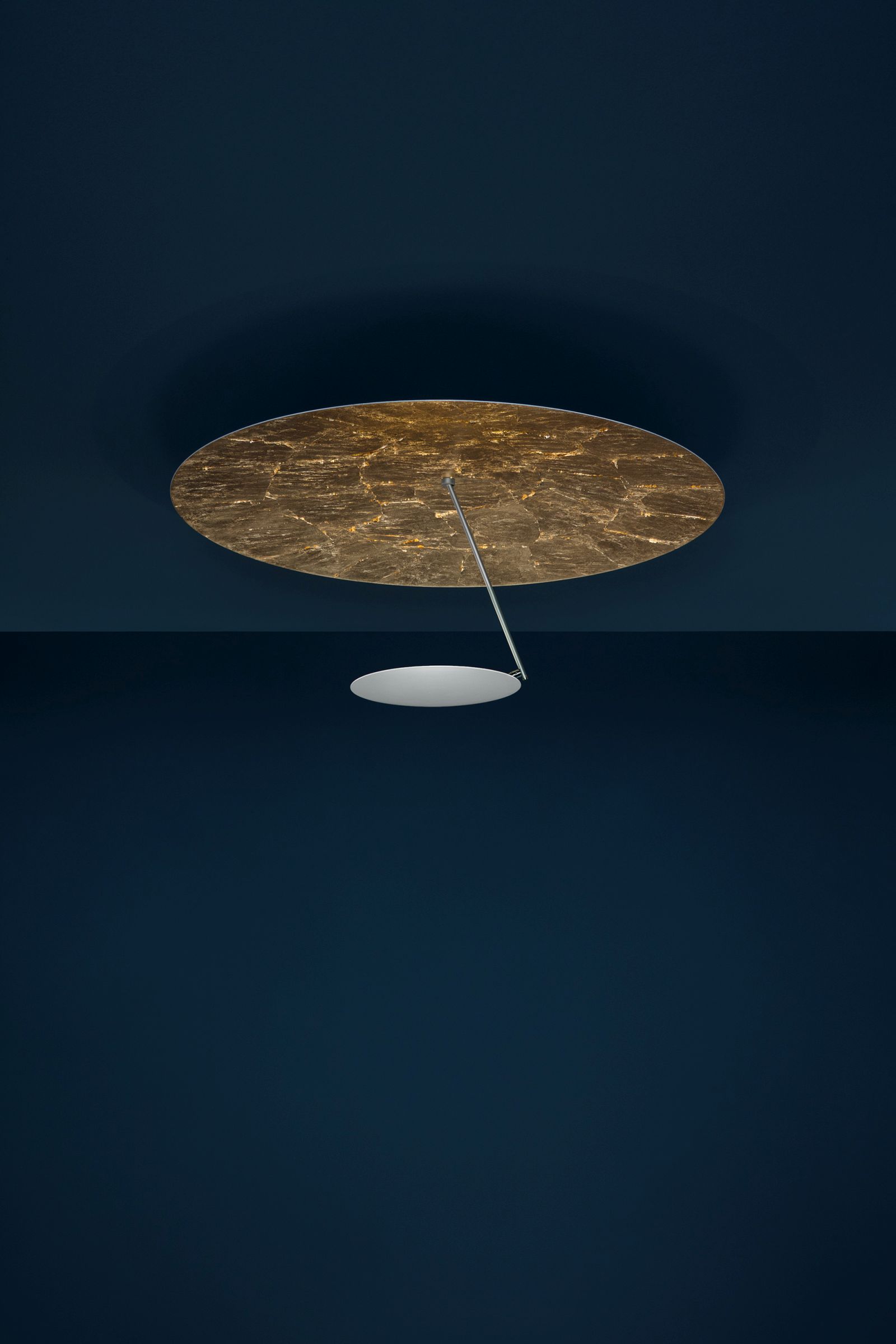 Catellani & Smith Lederam C180 Deckenleuchte mit goldener Scheibe und minimalistischem Design.