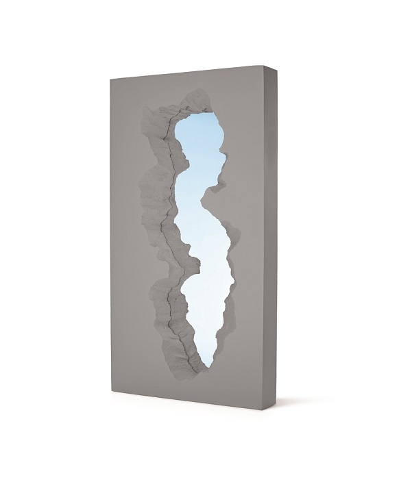 Grauer "Broken Mirror" Spiegel von Gufram mit rissförmiger Spiegelung des Himmels. Design Spiegel für Wanddekoration.