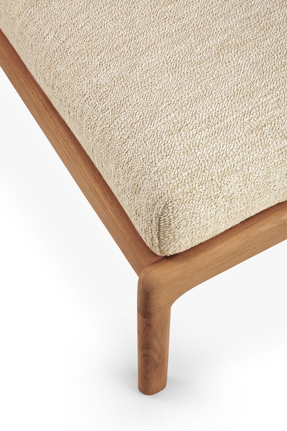 Detailaufnahme: Jack Outdoor Polsterhocker von Ethnicraft mit Teakholzrahmen und beigem Polster.