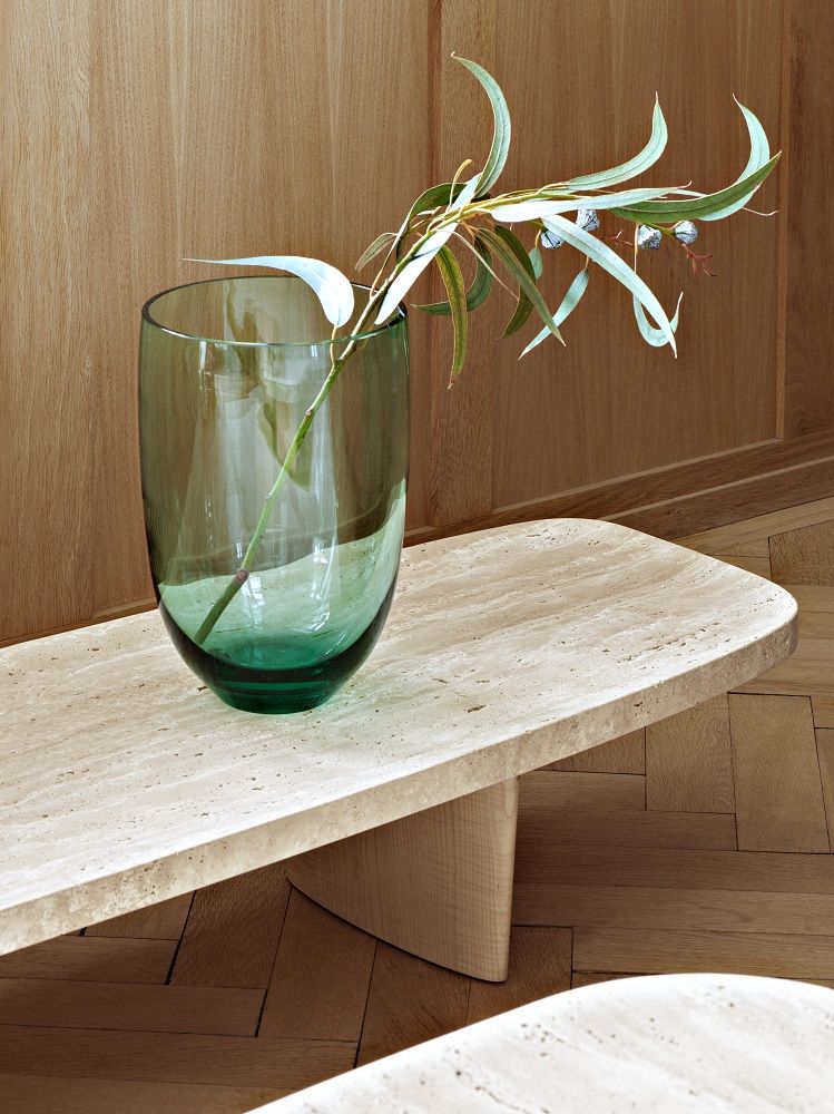 Classicon Beistelltisch Matéria Long Table mit grüner Vase und Zweig, modernes Möbeldesign für Wohnzimmer.