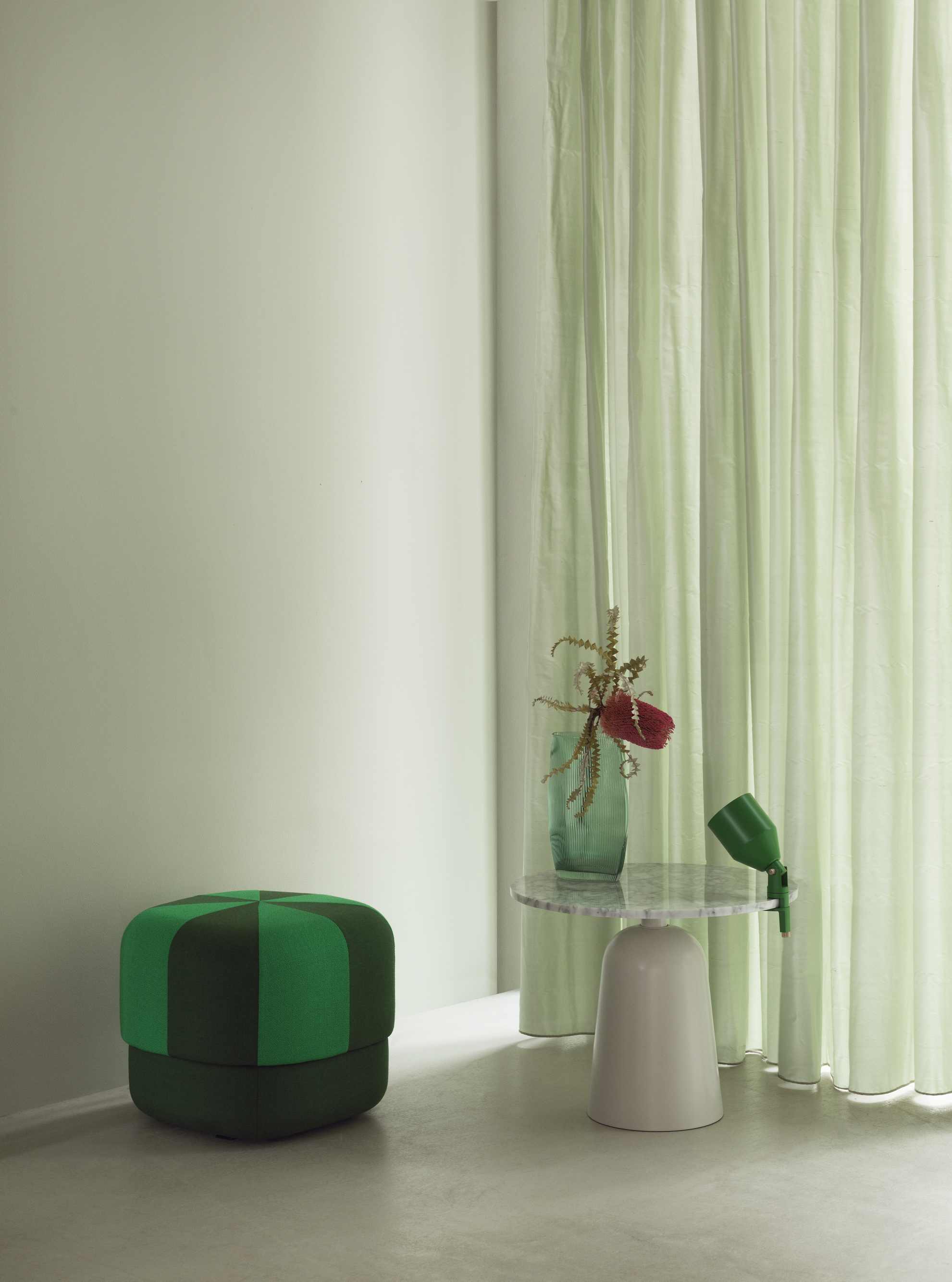 Normann Copenhagen Turn Table Marmor Tisch mit grüner Vase und Hocker in pastellfarbenem Raum.