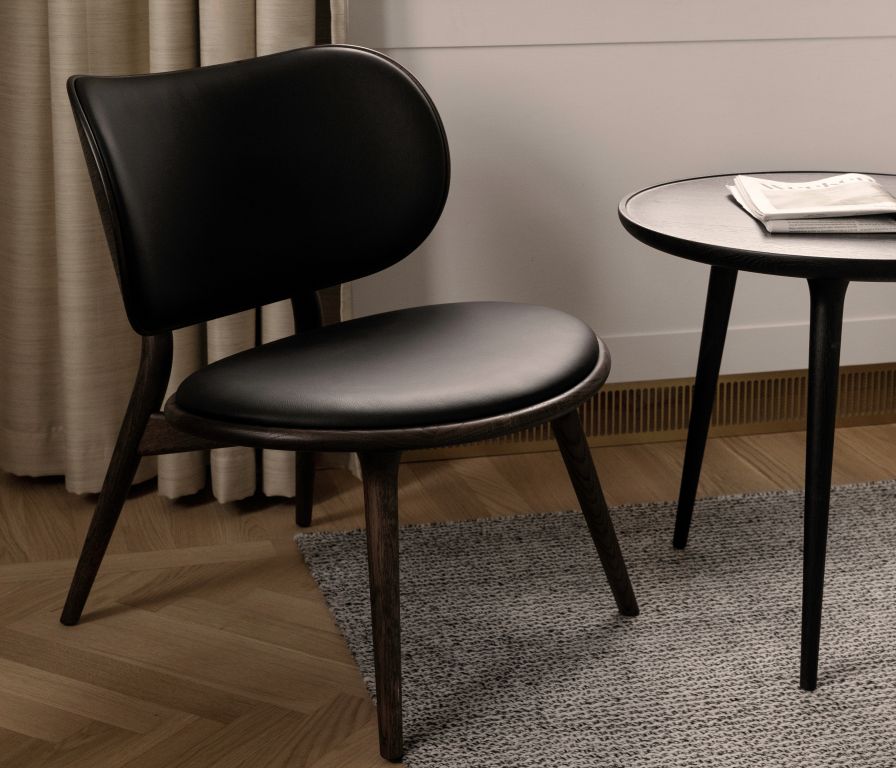 The Lounge Chair Stuhl: Moderner Esszimmerstuhl aus Eiche mit schwarzem Lederbezug und minimalistischem Design.