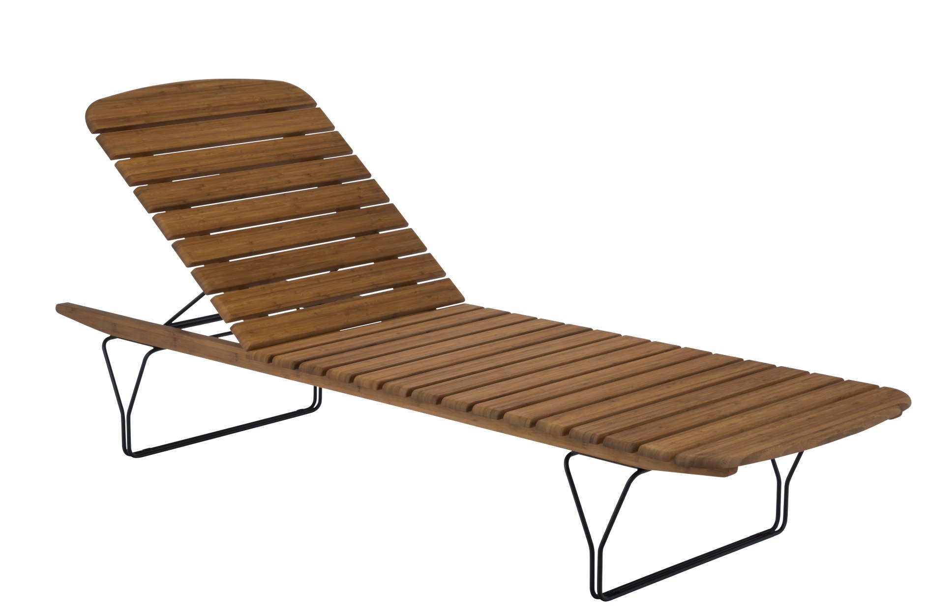 Molo Sonnenliege von Houe: Moderne Outdoor Liege aus Holz mit schwarzem Metallgestell.