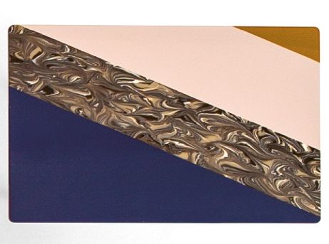 Detailansicht: Fishbone Tisch von Moroso, modernes Design mit Farbblöcken in Blau, Rosa und Marmor.