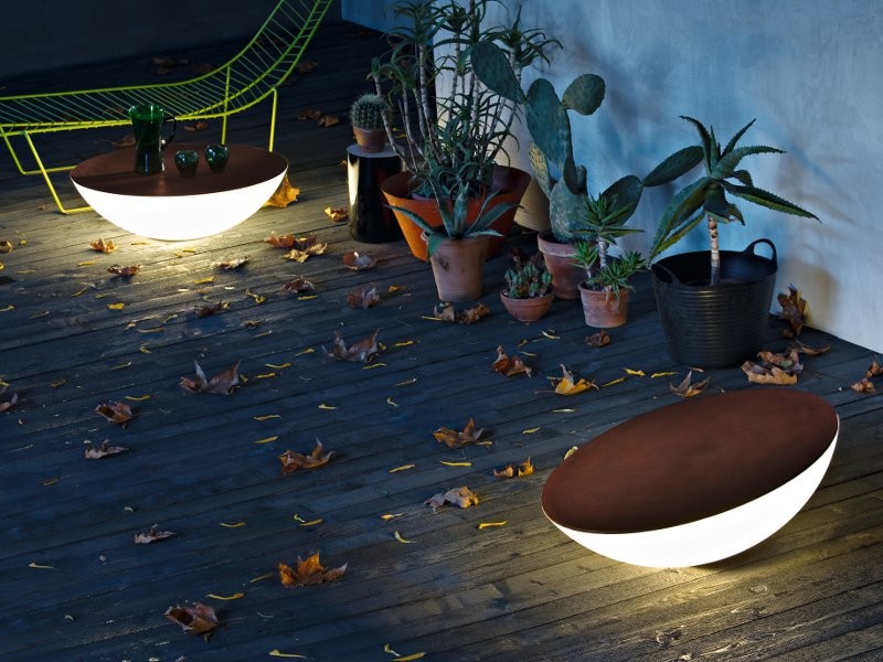 SOLAR Outdoor Bodenleuchte von Foscarini: Moderne Gartenleuchte als Tisch und Sitzgelegenheit, stimmungsvolle Beleuchtung.