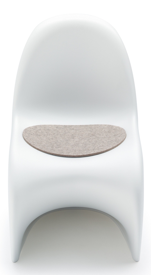 Helle, melierte Hey Sign Filz Sitzauflage für Panton Junior Stuhl auf einem weißen Stuhl.