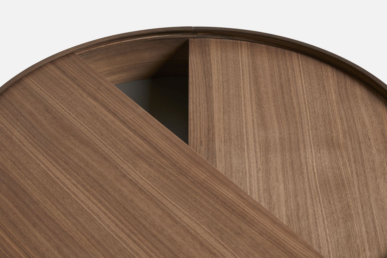 Detailaufnahme des Arc Coffee Table von Woud, runde Form, Walnuss Holz, modernes Design.