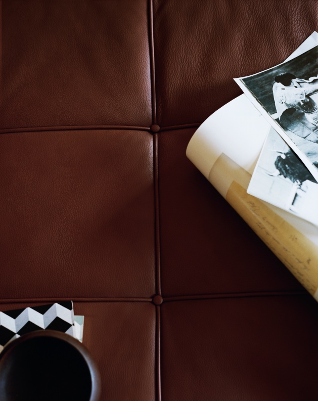 Detailaufnahme der braunen Lederpolsterung einer PK 81 Daybed Liege von Fritz Hansen.