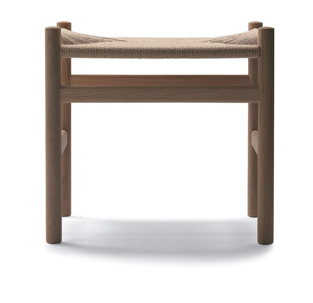 CH53 Hocker von Carl Hansen & Søn, Eiche geseift, mit geflochtener Sitzfläche.