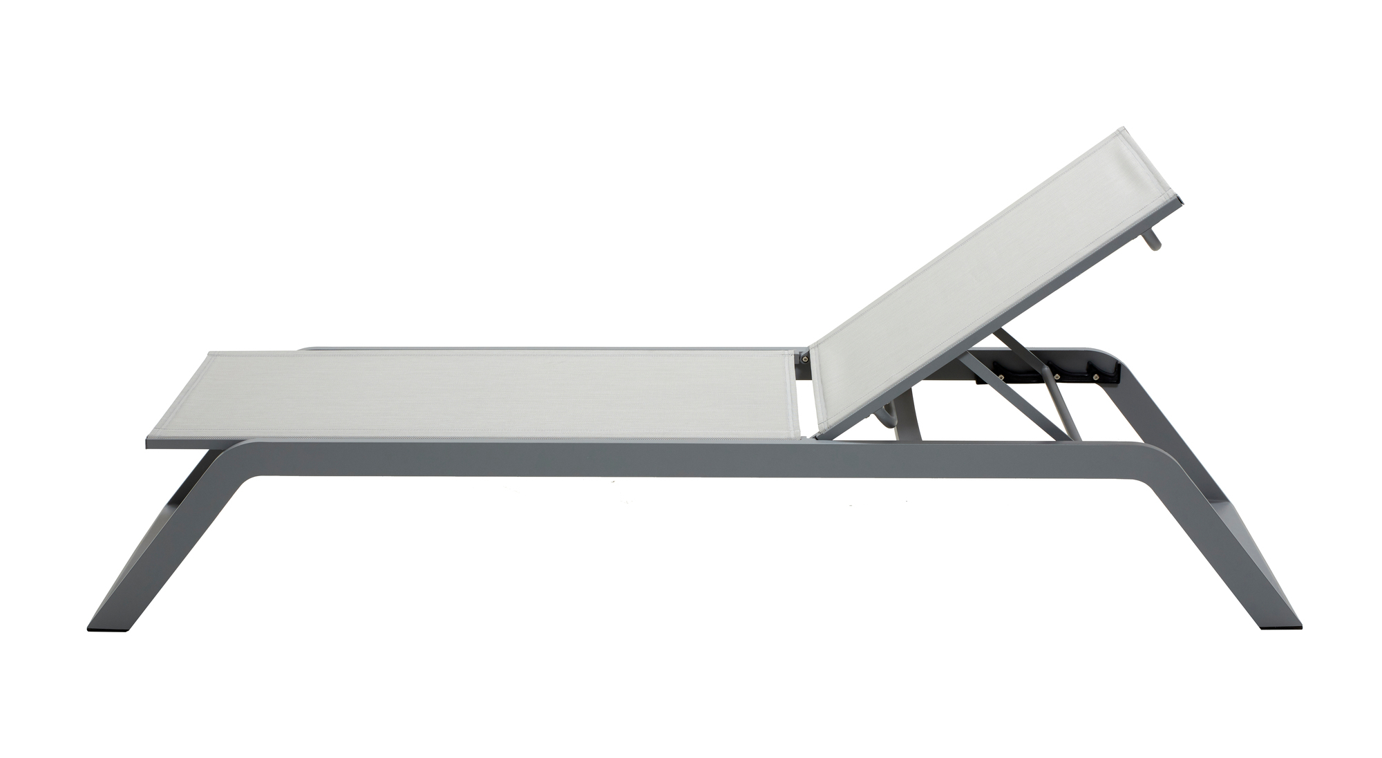 Helle Cane-Line Sonnenliege für den Garten, hellgraues Gestell und verstellbare Rückenlehne für optimalen Komfort.