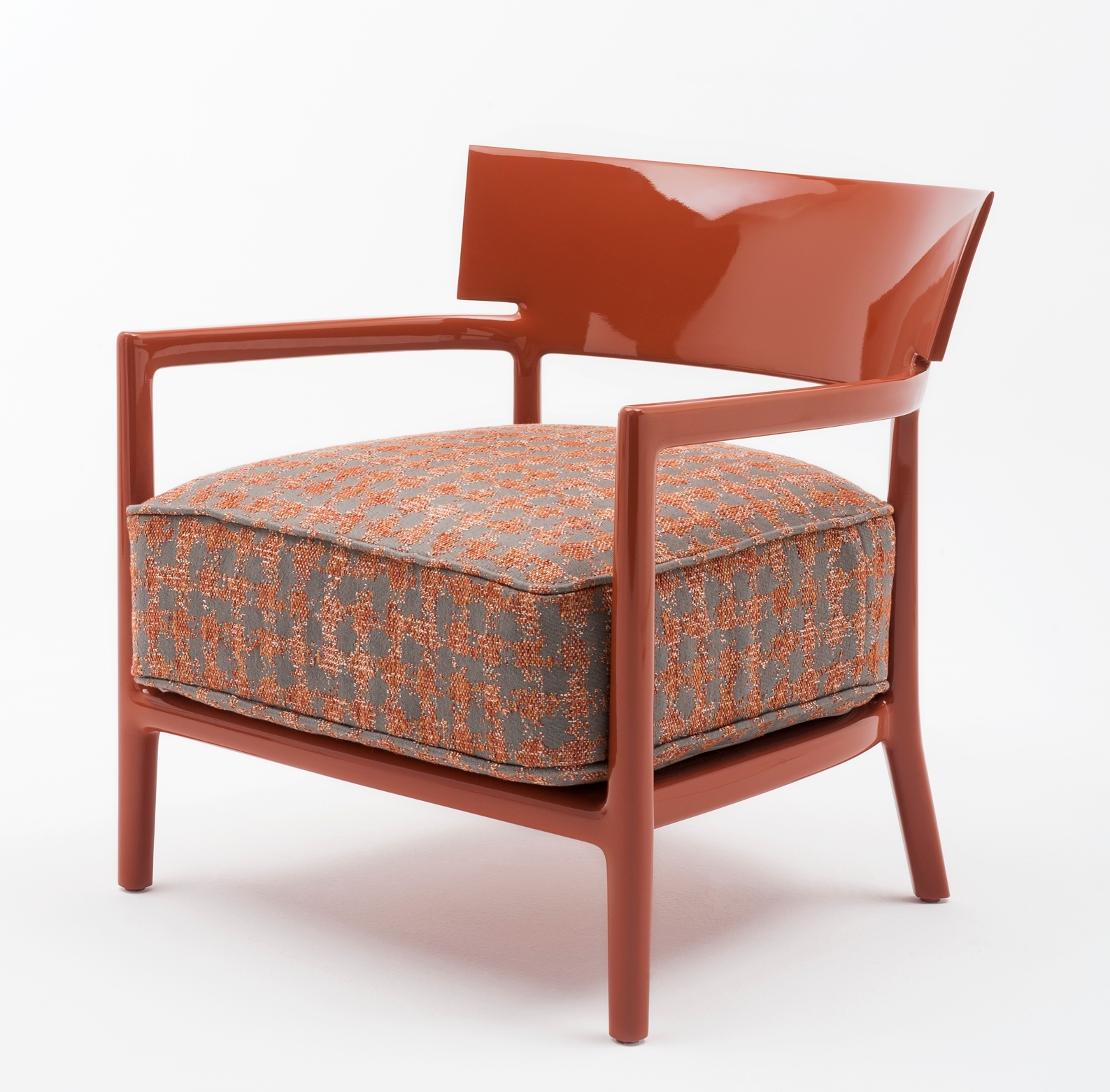 Cara Sessel in Rostbraun: Moderner Design Sessel mit gemustertem Kissen für Wohnzimmer und Büro.