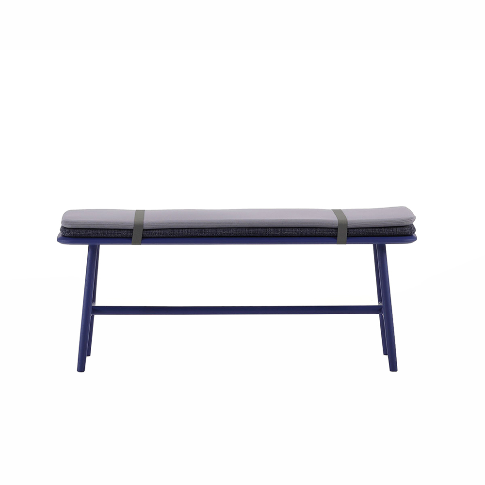 Blaue Nudo Sitzbank von Sancal mit grauem Sitzkissen und Halteband, modernes Möbeldesign.