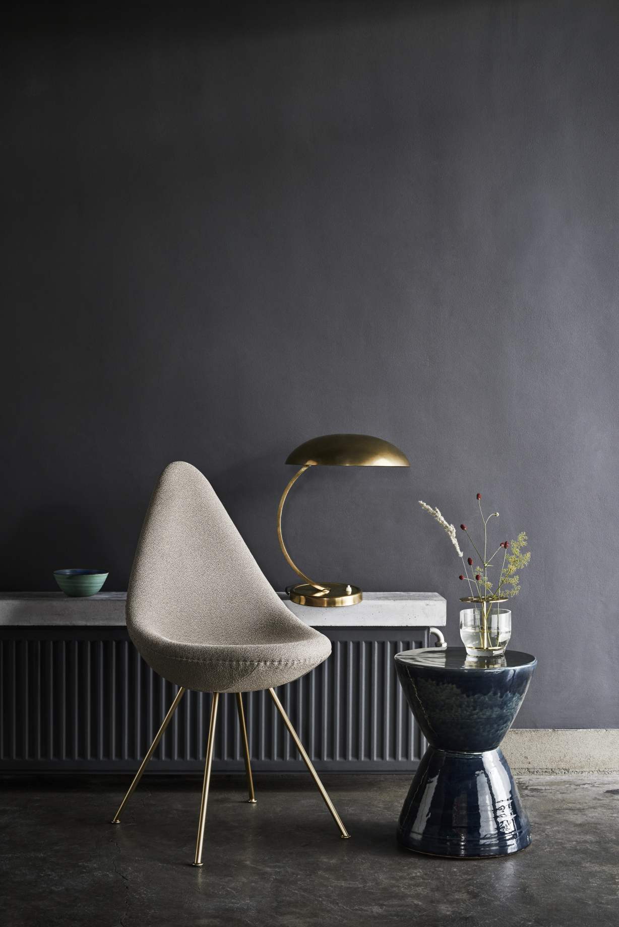 Beiger Drop Stuhl von Fritz Hansen mit goldenem Gestell in modernem Interieur.