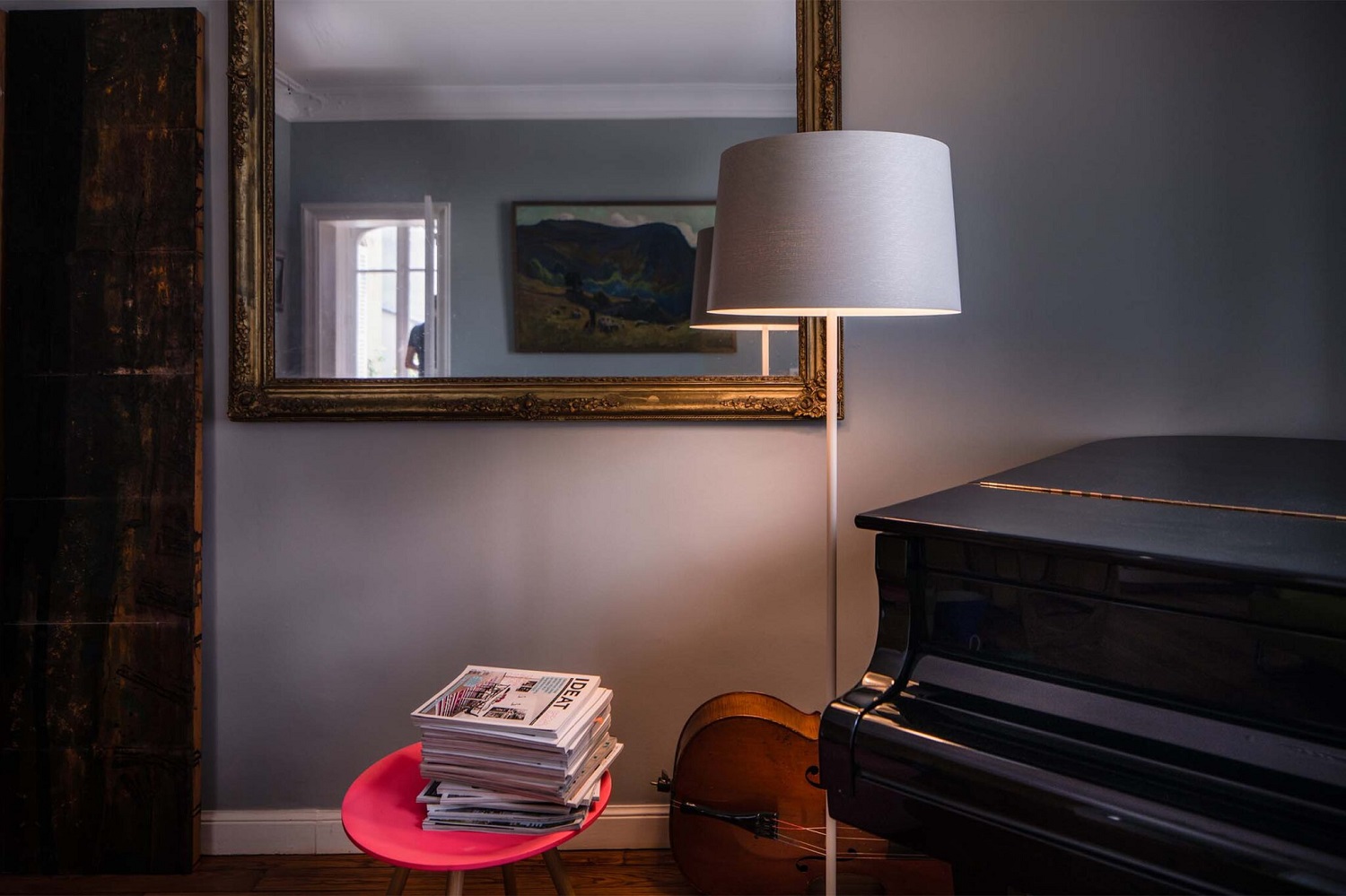 Twiggy Lettura Stehleuchte von Foscarini in einem Wohnzimmer mit Klavier und Spiegel.