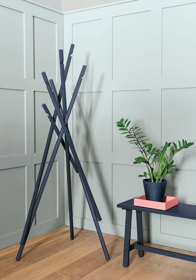 Moderner Garderobenständer im Sticks Design von Schönbuch, nussbaumfarben. Ideal für Flur und Eingangsbereich.