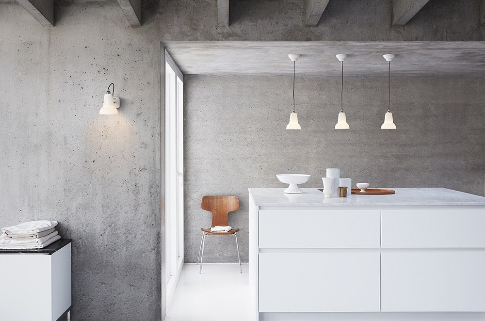 Weiße Anglepoise Original 1227 Mini Wandleuchte an Betonwand in modernem Interieur.